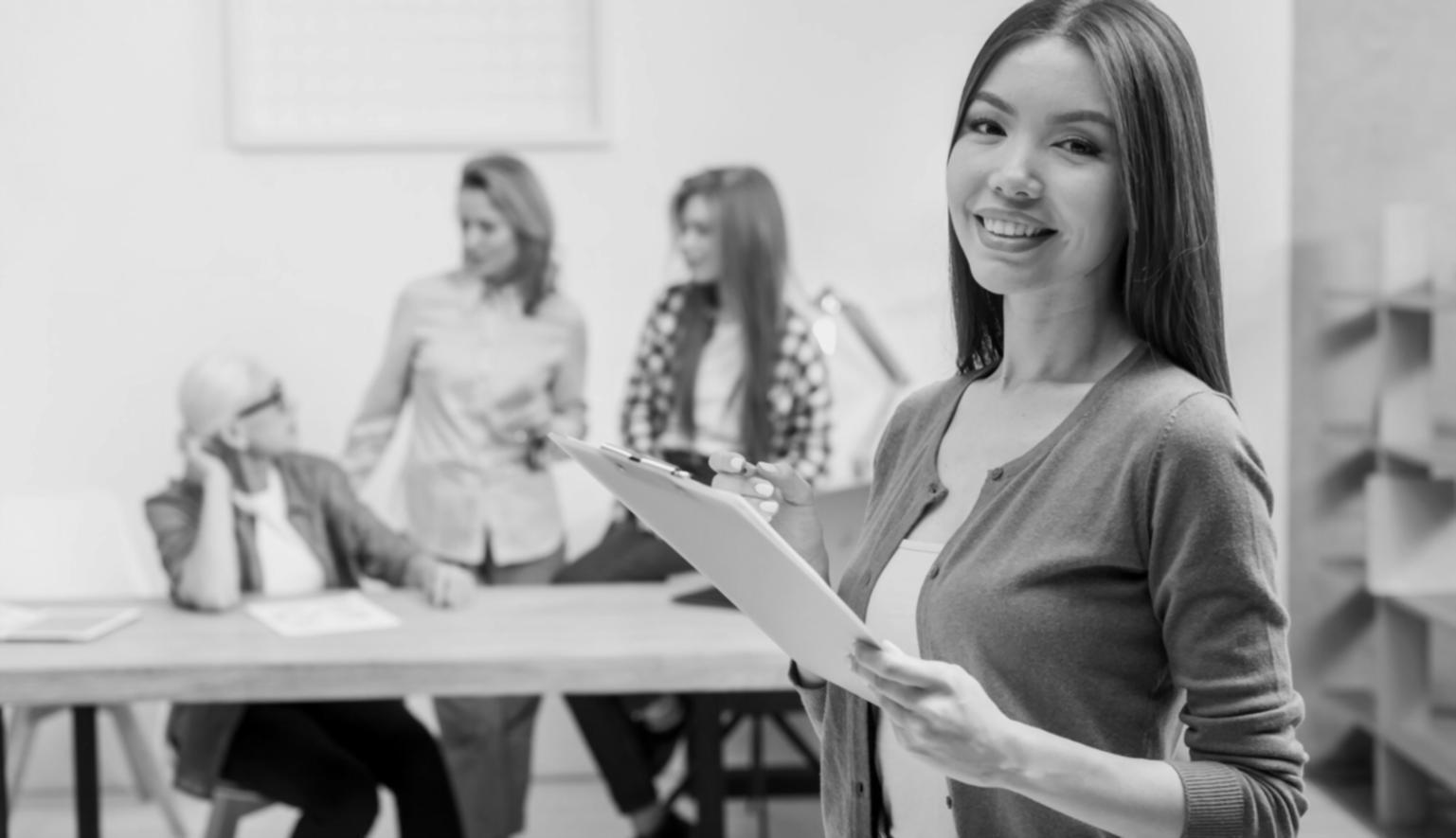 Professionelle Beratung für Geschäftsdiversifikation in modernem Büroambiente